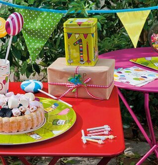 Bild av färgglad trädgårdsfest med festtillbehör