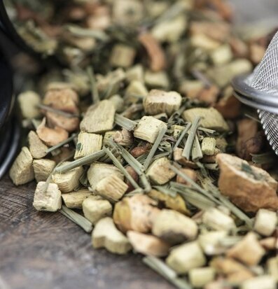Foto av färgrik örtteblandning med naturlig estetik