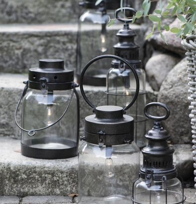 Foto av fem charmiga och rustika metall- och glaslanternor