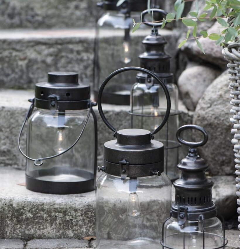 Lanterna LED Metall Svart från IB Laursen på stenbelagda trappsteg