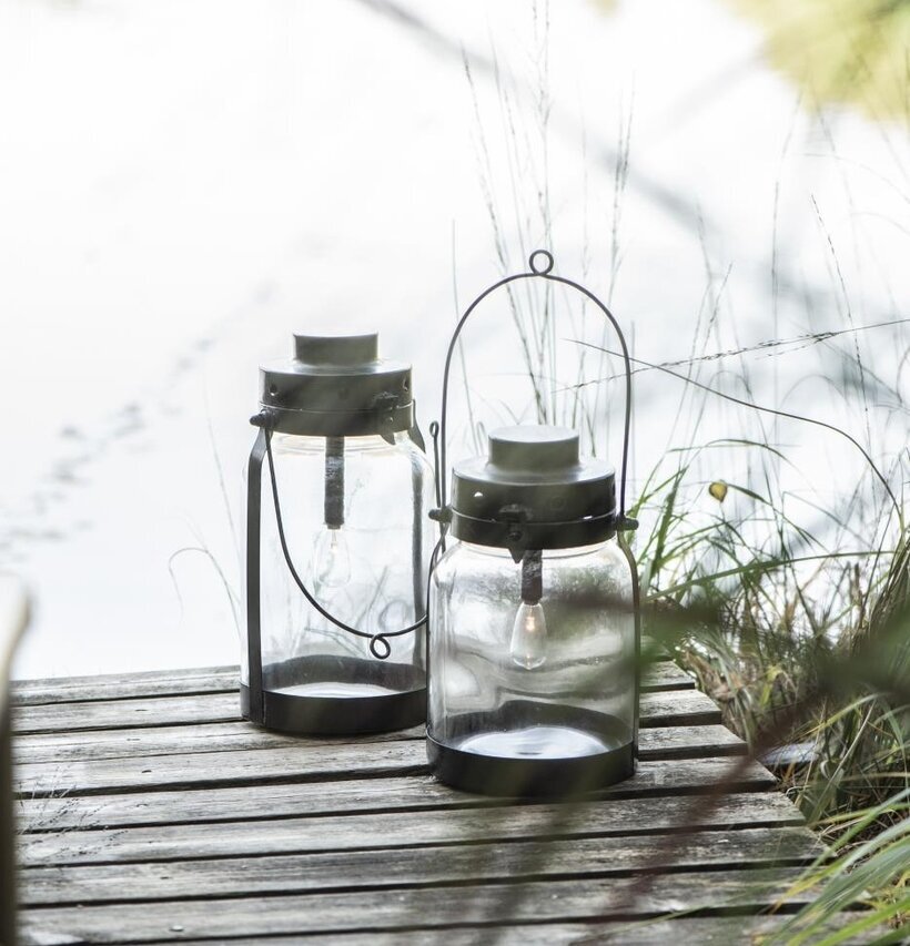 Lanterna LED Metall Svart från IB Laursen på träbrygga