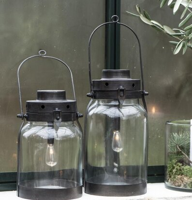 Bild av stilrena och robusta lanternor i svart metall