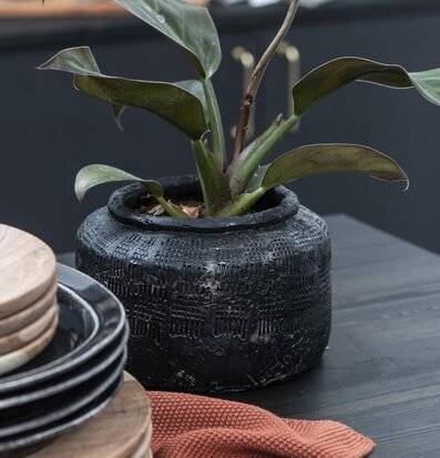 Bild av stilfull inredning med kruka och grönska