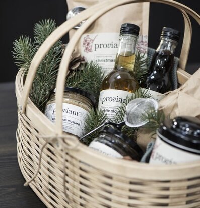 Foto av en vackert sammansatt korg med delikatesser