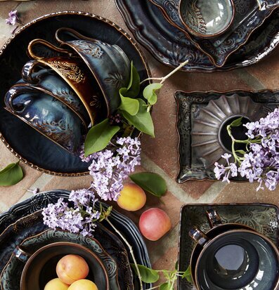 Bild av elegant porslinsdukning med arabeskmönster