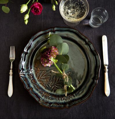 Bild av elegant dukning med tidlös och konstnärlig stil