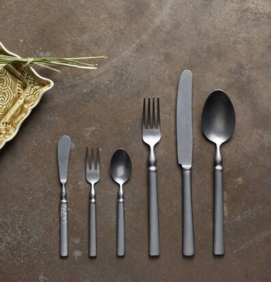 Bild av elegant bestick och dekorativt fat i harmoni