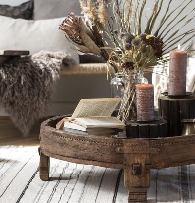 Bild av inbjudande inredning med träbord i fokus