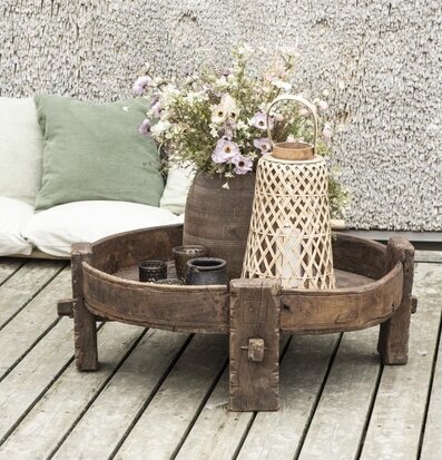 Foto av rustikt träbord med dekor och sittgrupp