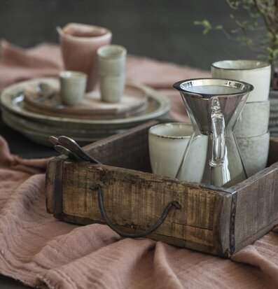 Bild av rustik trälåda med inbjudande bordsdukning