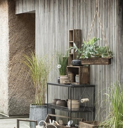 Bild av rustik uteplats med charmiga trädgårdsdetaljer