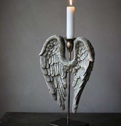 Bild av rustik ljusstake med änglavingar och ljus