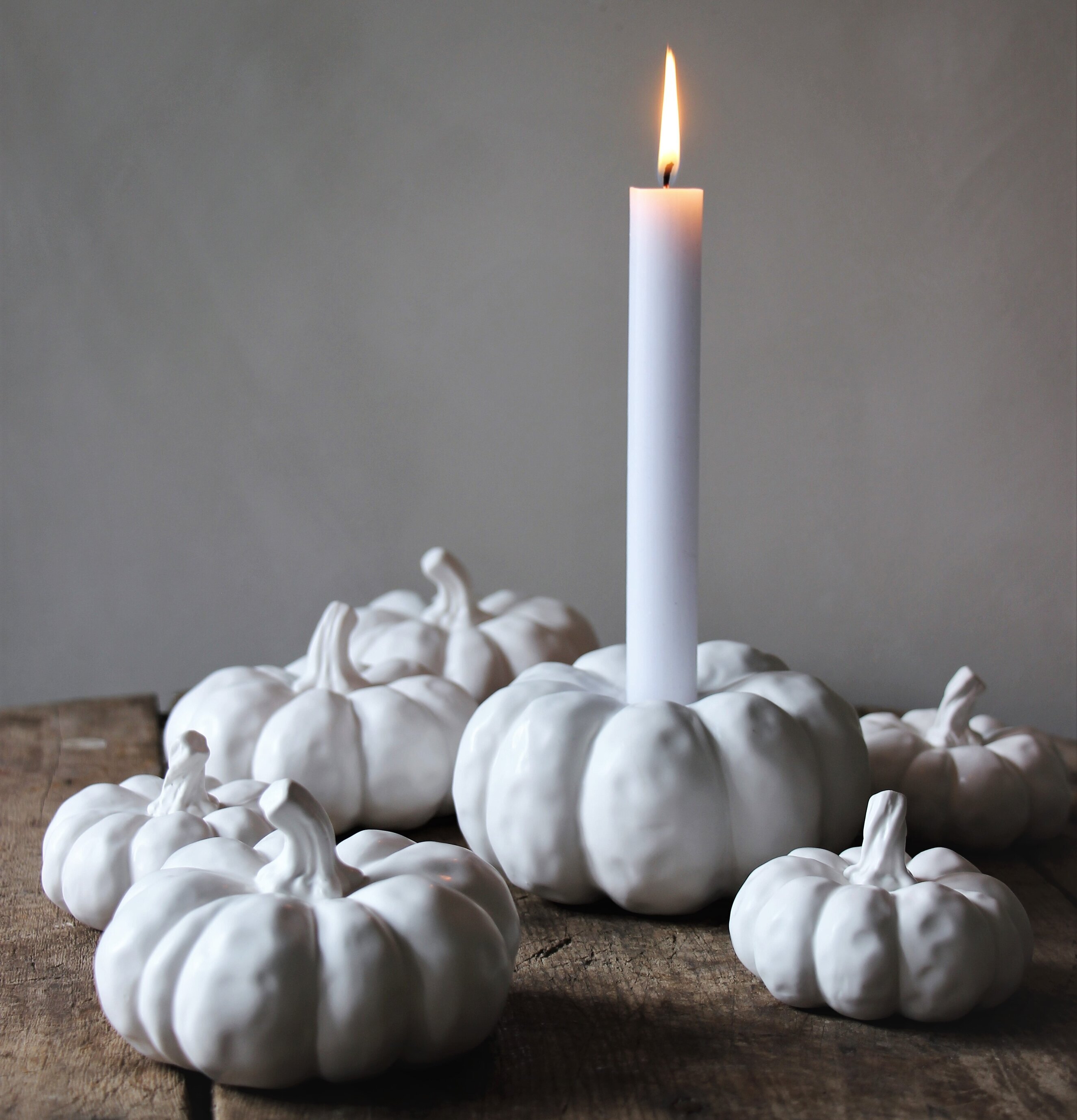 Bild av vita dekorativa pumpor för stilren inredning