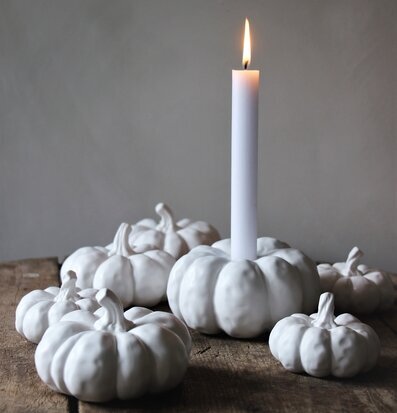 Bild av vita dekorativa pumpor för stilren inredning