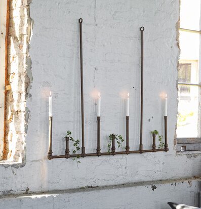 Bild av industriell takkrona mot vit tegelvägg