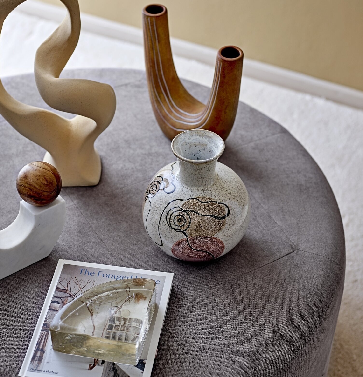 Vas Ansikte Stengods från Bloomingville på en grå ottoman