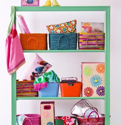 Bild på stilfull hylla med färgglada inredningsdetaljer