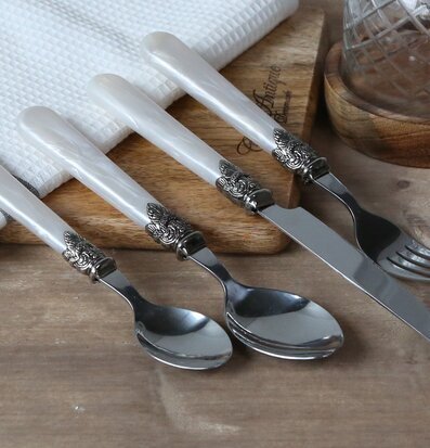 Foto av eleganta bestick med antik pärlemordesign