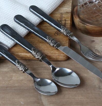 Foto av eleganta bestick på träskärbräda i kök