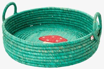 Foto av turkos brödkorg med broderad svampdetalj