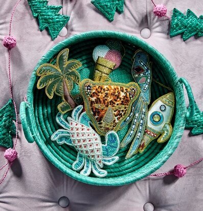 Foto av färgglada dekorationer i grön flätad korg