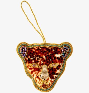 Bild av leopardhuvudprydnad med pärlor och broderi