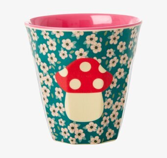 Bild av mugg med färgglatt svamp- och blommönster