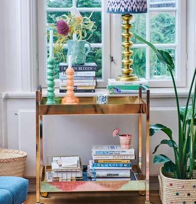 Bild av stilfull interiör med serveringsvagn i fokus