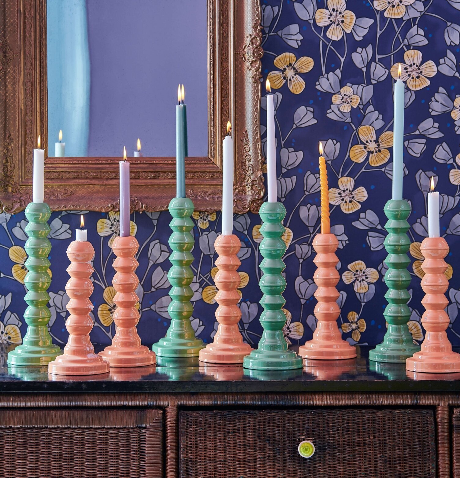 Bild av färgglada ljusstakar i livfull inredning