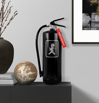 Bild av stilren inredning med brandsläckare i fokus