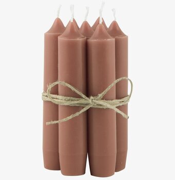 Bild av sex roströda stearinljus med jutesnöre