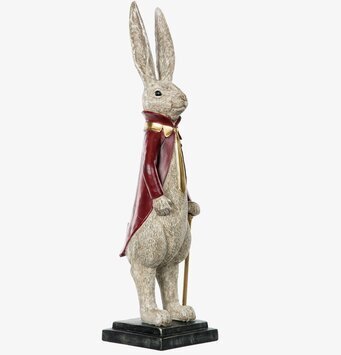 Bild av elegant kaninfigur i röd rock och stav