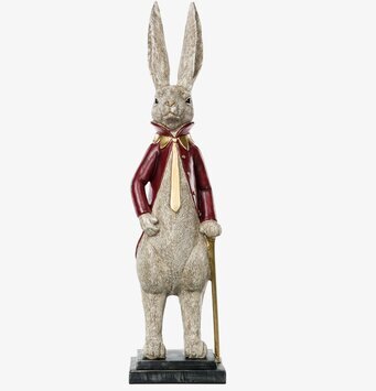 Bild av ståtliga kaninfigur i röd rock och guldstav