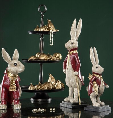 Bild av eleganta kaninfigurer i röd och guld klädsel