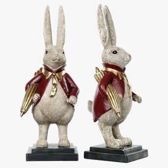 Bild av dekorativ kaninfigur i röd rock