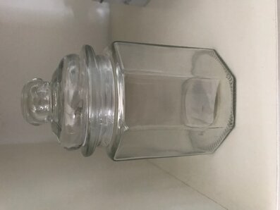 Bild av stilren och praktisk glasburk för hemförvaring