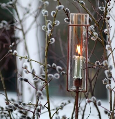 Foto av elegant ljushållare i naturlig utomhusmiljö