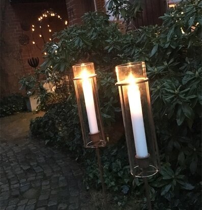 Foto av stilrena ljushållare i harmonisk trädgårdsmiljö