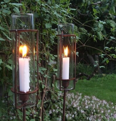 Bild av harmonisk trädgård med eleganta ljushållare