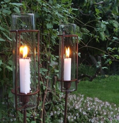 Ljushållare Eldvakt Hög från Eldgarden i en trädgårdsmiljö