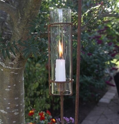 Bild av harmonisk trädgård med ljus och skuggspel