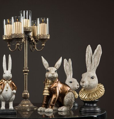 Bild av eleganta kaniner och ljusstake i Art Déco-stil