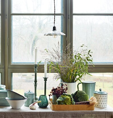 Bild av stilren interiör med taklampa och dekorationer