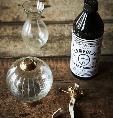 Bild av produkter på rustik träyta med glas och metall