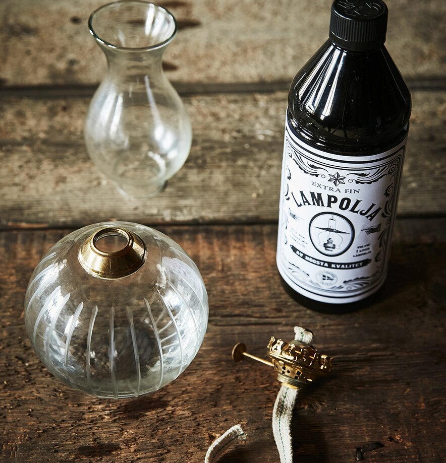 Lampolja 1 Liter från Strömshaga på rustik träyta