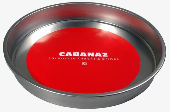Bricka röd från Cabanaz i metall med vit logotyp och text