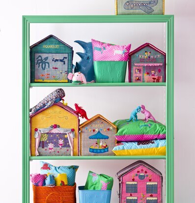 Foto av färgglada förvaringslösningar med tivolitema