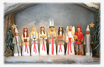 Bild av traditionellt svenskt Luciafirande i julmiljö