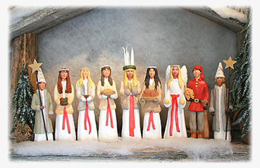 Ängel Elin från Sverigealmanackan i traditionell julscen