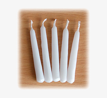 Bild av vita stearinljus på träyta med hemtrevlig känsla